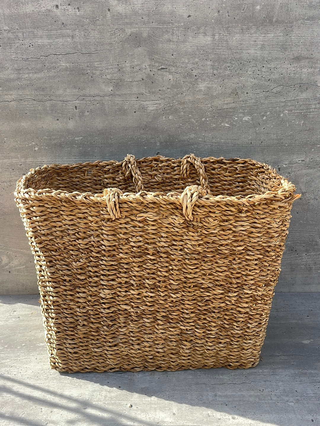 סלסלת קש עם ידיות